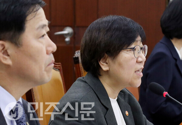 정은경 보건복지부 장관이 10일 서울 여의도 국회에서 열린 제429회국회(정기회) 보건복지위원회 제7차 전체회의에 출석해 의원 질의에 답변하고 있다.    ⓒ민주신문 김현수 기자