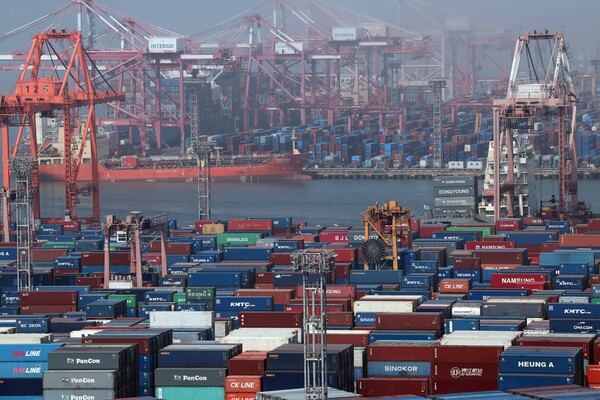 부산 남구 신선대 및 감만 부두 야적장에 수출입 컨테이너가 쌓여 있다. ⓒ뉴시스