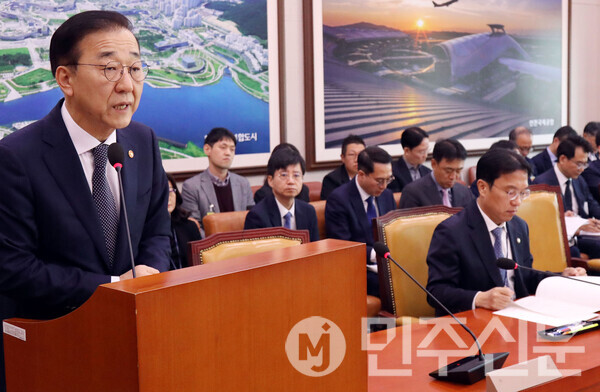 김윤덕 국토교통부 장관이 11일 오전 서울 여의도 국회에서 열린 제429회국회(정기회) 국토교통위원회 제5차 전체회의에 출석해 발언대에 나와 업무보고를 하고 있다.  ⓒ민주신문 김현수 기자