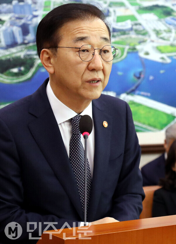 김윤덕 국토교통부 장관이 11일 오전 서울 여의도 국회에서 열린 제429회국회(정기회) 국토교통위원회 제5차 전체회의에 출석해 발언대에 나와 업무보고를 하고 있다.  ⓒ민주신문 김현수 기자