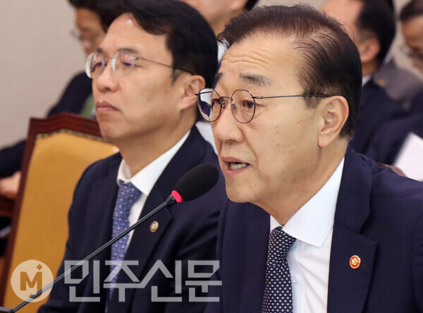 김윤덕 국토교통부 장관이 11일 오전 서울 여의도 국회에서 열린 제429회국회(정기회) 국토교통위원회 제5차 전체회의에 출석해 의원들의 질의에 답변을 하고 있다.  ⓒ민주신문 김현수 기자