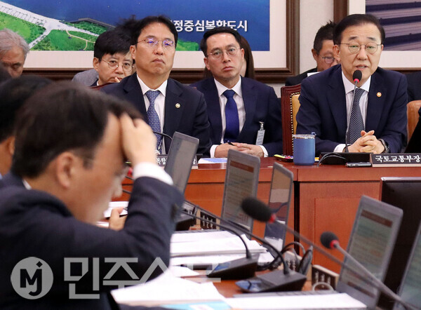 김윤덕 국토교통부 장관이 11일 오전 서울 여의도 국회에서 열린 제429회국회(정기회) 국토교통위원회 제5차 전체회의에 출석해 의원들의 질의에 답변을 하고 있다.  ⓒ민주신문 김현수 기자