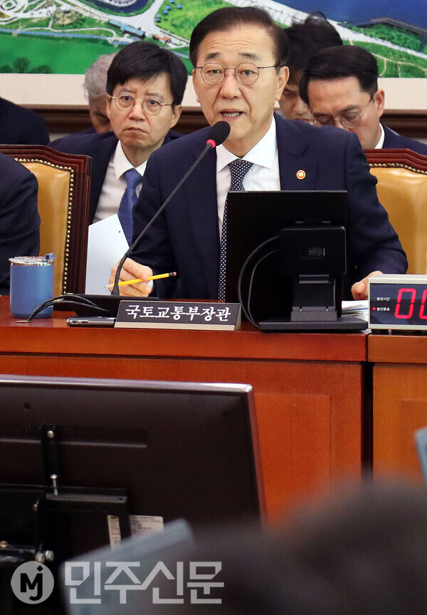 김윤덕 국토교통부 장관이 11일 오전 서울 여의도 국회에서 열린 제429회국회(정기회) 국토교통위원회 제5차 전체회의에 출석해 의원들의 질의에 답변을 하고 있다.   ⓒ민주신문 김현수 기자