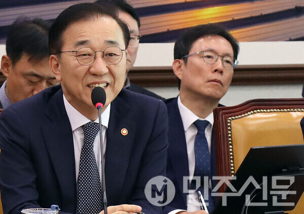 김윤덕 국토교통부 장관이 11일 오전 서울 여의도 국회에서 열린 제429회국회(정기회) 국토교통위원회 제5차 전체회의에 출석해 의원들의 질의에 답변을 하고 있다.  ⓒ민주신문 김현수 기자