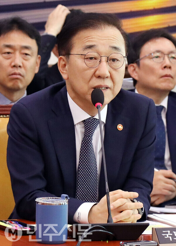 김윤덕 국토교통부 장관이 11일 오전 서울 여의도 국회에서 열린 제429회국회(정기회) 국토교통위원회 제5차 전체회의에 출석해 의원들의 질의에 답변을 하고 있다.  ⓒ민주신문 김현수 기자