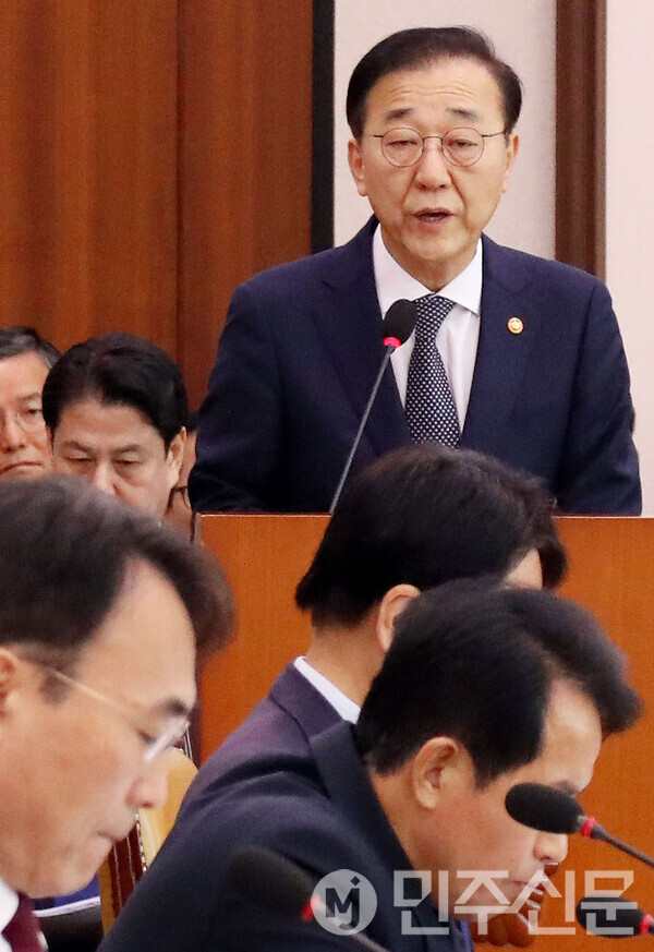 김윤덕 국토교통부 장관이 11일 오전 서울 여의도 국회에서 열린 제429회국회(정기회) 국토교통위원회 제5차 전체회의에 출석해 발언대에 나와 업무보고를 하고 있다.  ⓒ민주신문 김현수 기자