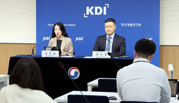 KDI 정규철 거시·금융정책연구부장과 김지연 경제전망실 전망총괄이 11일 세종시 정부세종청사에서 2025년 하반기 경제전망을 발표하고 있다.  ⓒ 뉴시스