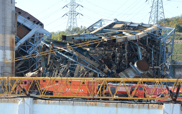 11일 울산 남구 울산화력발전소 보일러 타워 5호기 붕괴 사고 현장에서 매몰자와 실종자 구조를 위해 4·6호기를 발파한 뒤 소방당국과 관계자들이 매몰자 구조 작업을 준비하고 있다. 