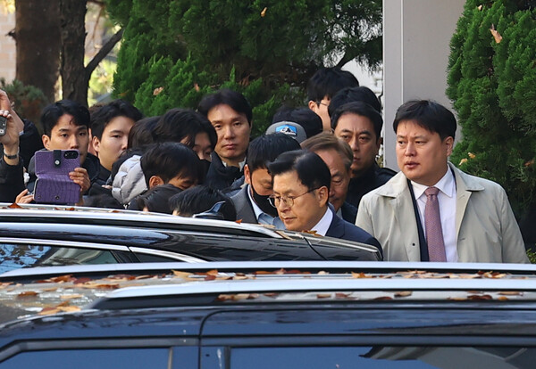 내란 선전·선동 혐의로 체포된 황교안 전 국무총리가 12일 서울 용산구 이태원동 자택에서 12·3 비상계엄 관련 내란·외환 혐의를 수사하는 특별검사팀 조사실로 압송되고 있다.  ⓒ 뉴시스