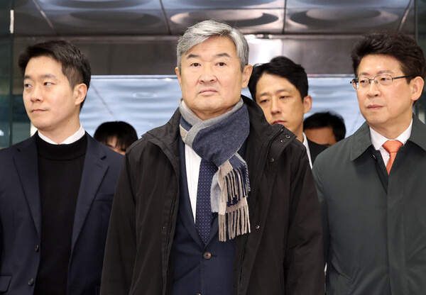 조태용 전 국가정보원장이 11일 오전 서울 서초구 서울중앙지방법원에서 열린 구속 전 피의자 심문(영장실질심사)에 출석하고 있다. 조 전 원장은 국가정보원법상 정치 관여 금지 위반, 직무 유기, 위증, 증거인멸, 허위 공문서 작성 및 허위 작성 공문서 행사, 국회에서의 증언·감정 등에 관한 법률 위반 등 혐의를 받는다. 