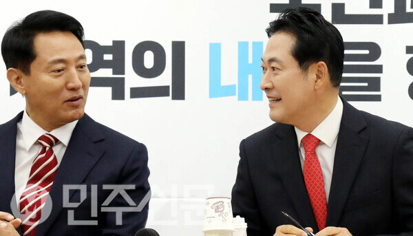 장동혁 국민의힘 대표가 12일 오전 여의도 중앙당사에서 열린 지방선거총괄기획단-시·도 광역단체장 연석회의에 참석해 회의시작전 오세훈 서울시장과 대화를 나누고 있다.   ⓒ민주신문 김현수 기자