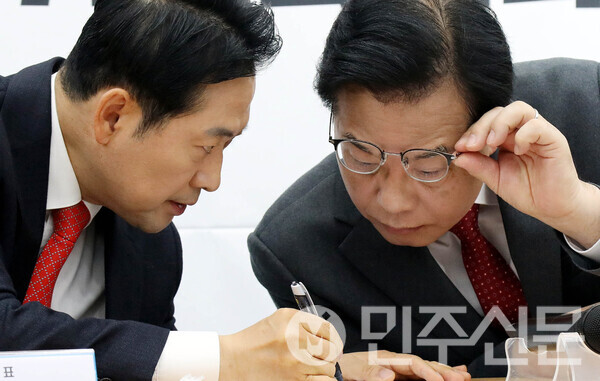 장동혁 국민의힘 대표가 12일 오전 여의도 중앙당사에서 열린 지방선거총괄기획단-시·도 광역단체장 연석회의에 참석해 회의시작전 송언석 원내대표와 대화를 나누고 있다.  ⓒ민주신문 김현수 기자