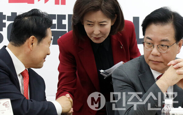 장동혁 국민의힘 대표가 12일 오전 여의도 중앙당사에서 열린 지방선거총괄기획단-시·도 광역단체장 연석회의에 참석해 회의시작전 나경원 의원과 인사를 나누고 있다.   ⓒ민주신문 김현수 기자