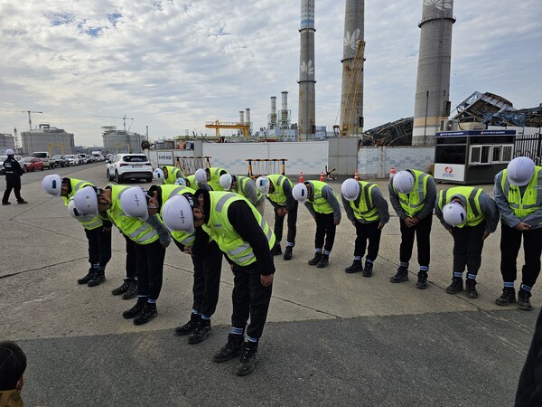 울산화력발전소 보일러 타워 붕괴 사고 발생 8일째인 13일 시공사인 HJ중공업 경영진이 피해자와 유가족들에게 사과하며 고개를 숙이고 있다. 