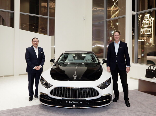 지난 13일 서울 강남구 압구정에 있는 '마이바흐 브랜드센터 서울'을 방문한 메르세데스-벤츠 그룹 AG 이사회 의장 겸 최고경영자(CEO)인 올라 칼레니우스가 조현상 HS효성 부회장과 만나 기념촬영을 하고 있다. ⓒ 뉴시스