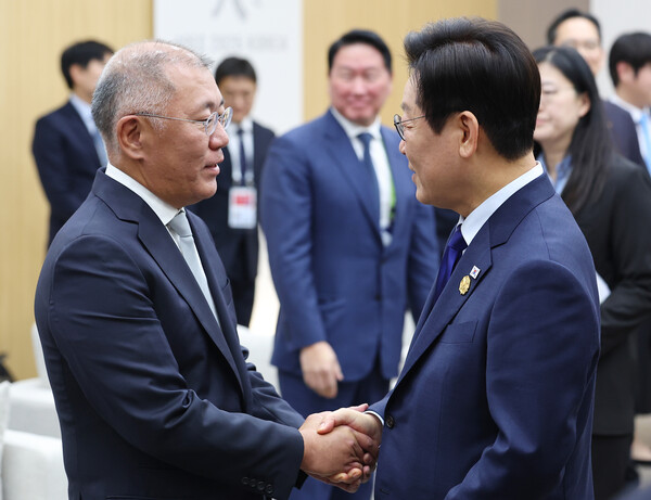 이재명 대통령이 지난달 31일 APEC 정상회의 장소인 경북 경주화백컨벤션센터(HICO)에서 정의선 현대차그룹 회장과 악수하고 있다. ⓒ뉴시스
