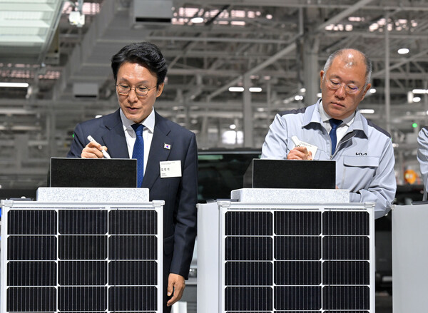 김민석 국무총리와 정의선 현대차그룹 회장이 14일 오전 경기 화성에서 열린 기아 화성 EVO 플랜트 East준공식 및 West기공식에서 기념 세리머니로 표시석에 서명을 하고 있다. ⓒ뉴시스