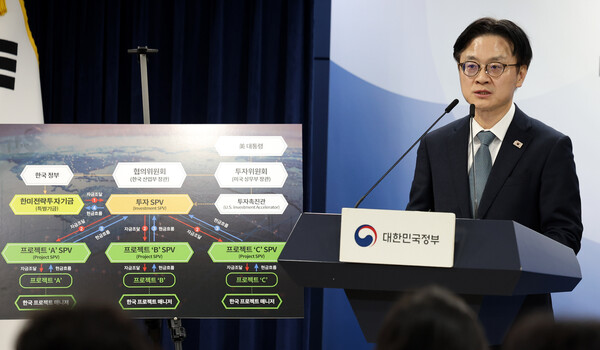 김정관 산업통상부 장관과 여한구 통상교섭본부장이 14일 오후 서울 종로구 정부서울청사에서 '한미 관세협상 팩트시트 및 MOU' 관련 브리핑을 하고 있다. 