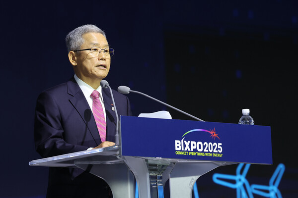김동철 한국전력 사장이 5일 광주광역시 KDJ센터에서 열린 '제10회 빛가람국제전력기술엑스포(BIXPO) 2025'에서 개회사를 하고 있다. ⓒ한국전력공사