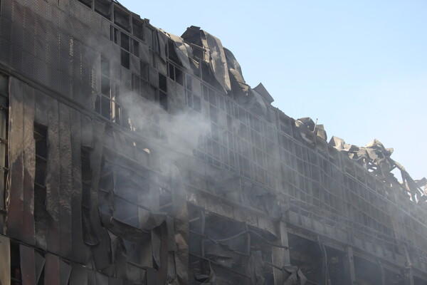충남 천안 이랜드패션 물류센터 화재 이튿날인 지난 16일 큰 불길이 잡힌 가운데 연기가 피어나고 있다. ⓒ 뉴시스