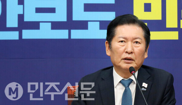 17일 오전 여의도 국회 더불어민주당 당대표회의실에서 열린 최고위원회의에 참석한 정청래 대표가 모두발언을 하고 있다.  ⓒ민주신문 김현수 기자