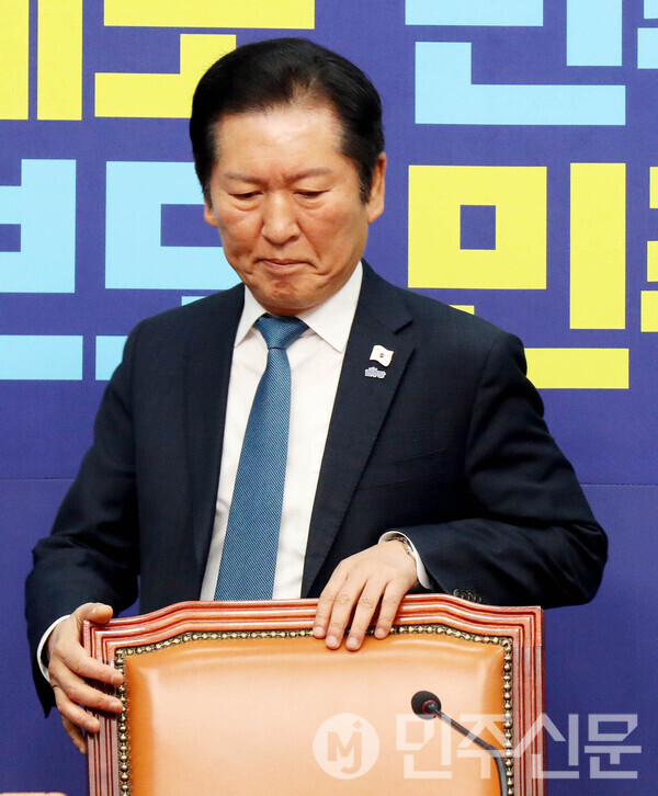 17일 오전 여의도 국회 더불어민주당 당대표회의실에서 열린 최고위원회의에 참석한 정청래 대표가 회의 시작전 자리에 배석하고 있다.ⓒ민주신문 김현수 기자