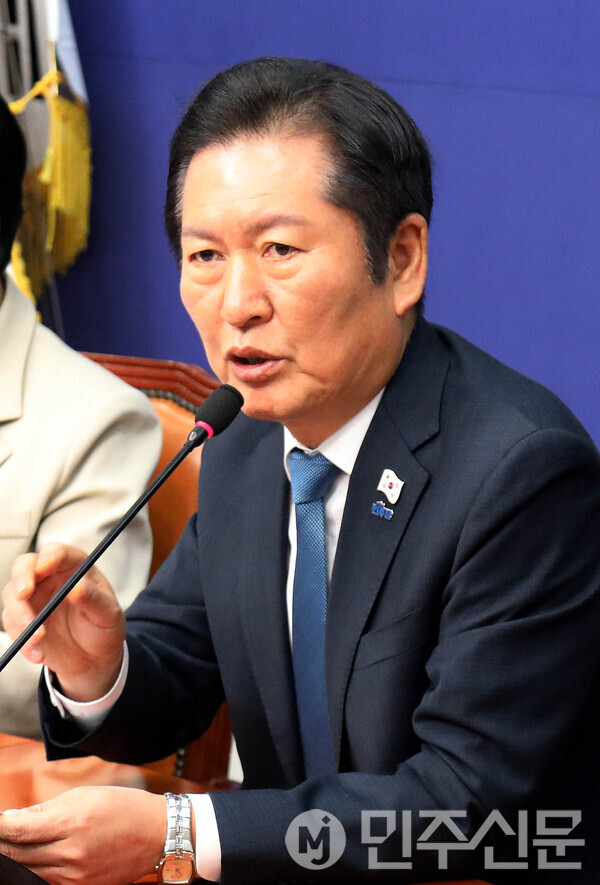 17일 오전 여의도 국회 더불어민주당 당대표회의실에서 열린 최고위원회의에 참석한 정청래 대표가 모두발언을 하고 있다.  ⓒ민주신문 김현수 기자