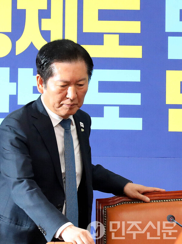 17일 오전 여의도 국회 더불어민주당 당대표회의실에서 열린 최고위원회의에 참석한 정청래 대표가 회의 시작전 자리에 배석하고 있다.  ⓒ민주신문 김현수 기자