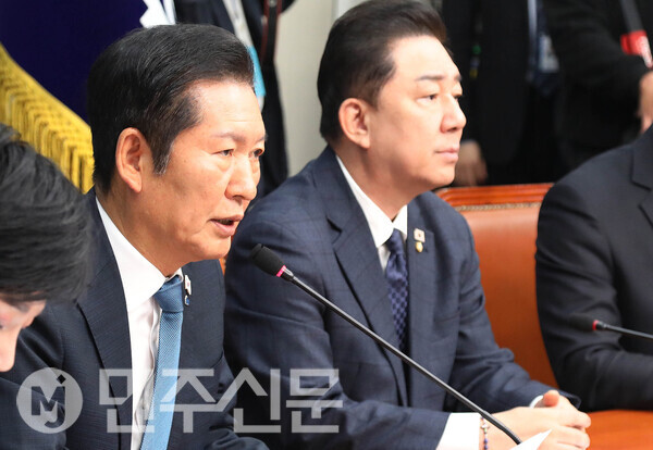 17일 오전 여의도 국회 더불어민주당 당대표회의실에서 열린 최고위원회의에 참석한 정청래 대표가 모두발언을 하고 있다.  ⓒ민주신문 김현수 기자