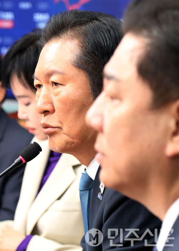 17일 오전 여의도 국회 더불어민주당 당대표회의실에서 열린 최고위원회의에 참석한 정청래 대표가 모두발언을 하고 있다.  ⓒ민주신문 김현수 기자