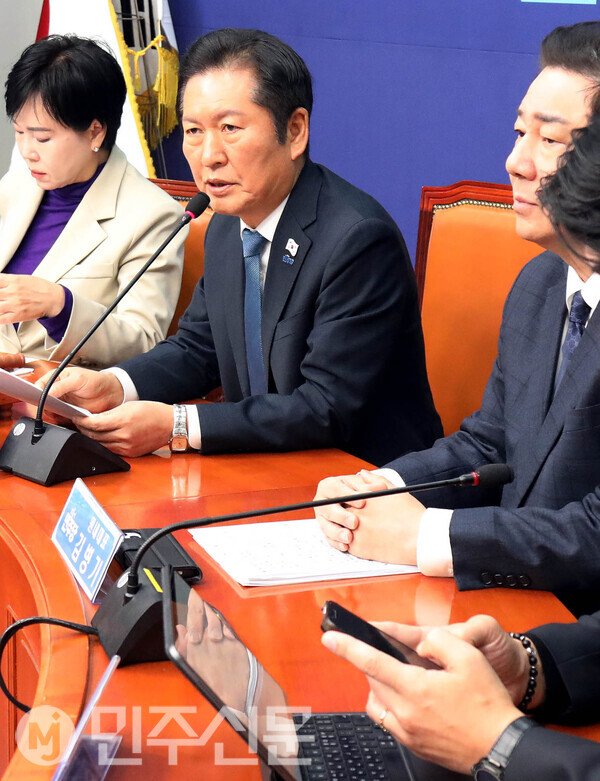 17일 오전 여의도 국회 더불어민주당 당대표회의실에서 열린 최고위원회의에 참석한 정청래 대표가 모두발언을 하고 있다.   ⓒ민주신문 김현수 기자