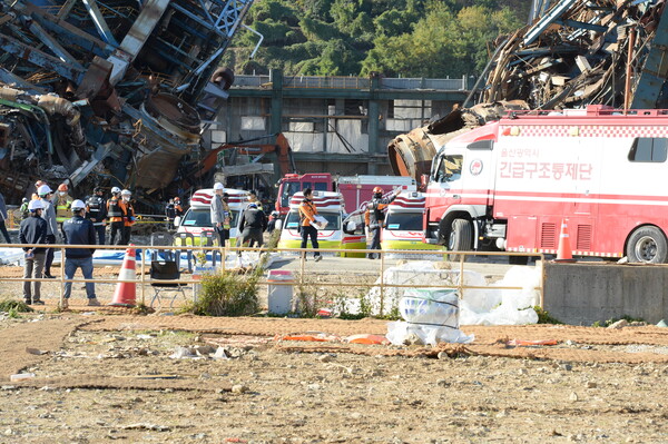 지난 11일 울산 남구 울산화력발전소 보일러 타워 5호기 붕괴 사고 현장에서 매몰자와 실종자 구조를 위해 4·6호기를 발파한 뒤 소방당국과 관계자들이 매몰자 구조 작업을 준비하고 있다. ⓒ 뉴시스