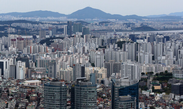서울 중구 남산에서 서울시내 아파트가 보이고 있다. ⓒ 뉴시스