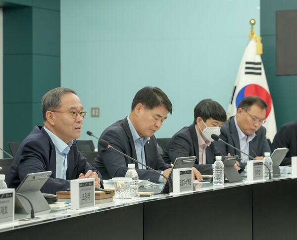 17일 서울 중구 NH농협금융 본사에서 이찬우 회장(왼쪽)이 ESG전략협의회를 주재하고 있다. ⓒ NH농협금융