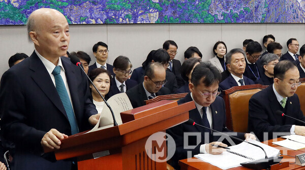 안창호 국가인권위원장이 18일 오전 서울 여의도 국회 운영위원회 전체회의에 출석해 발언대로 나와 업무보고를 하고 있다.  ⓒ민주신문 김현수 기자