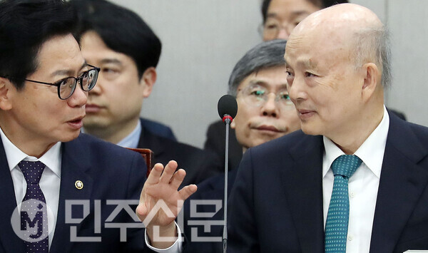 안창호 국가인권위원장이 18일 오전 서울 여의도 국회 운영위원회 전체회의에 출석해 회의 시작전 정부부처관계자와 대화를 나누고 있다.  ⓒ민주신문 김현수 기자