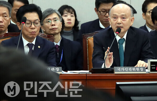 안창호 국가인권위원장이 18일 오전 서울 여의도 국회 운영위원회 전체회의에 출석해 의원들의 질의에 답변하고 있다.ⓒ민주신문 김현수 기자