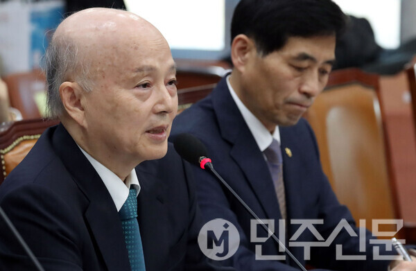 안창호 국가인권위원장이 18일 오전 서울 여의도 국회 운영위원회 전체회의에 출석해 의원들의 질의에 답변하고 있다.ⓒ민주신문 김현수 기자