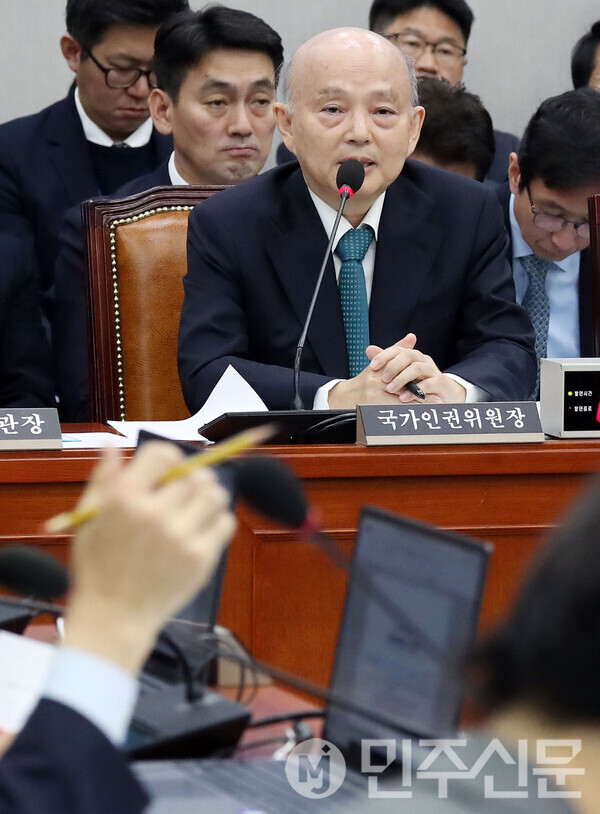 안창호 국가인권위원장이 18일 오전 서울 여의도 국회 운영위원회 전체회의에 출석해 의원들의 질의에 답변하고 있다.ⓒ민주신문 김현수 기자