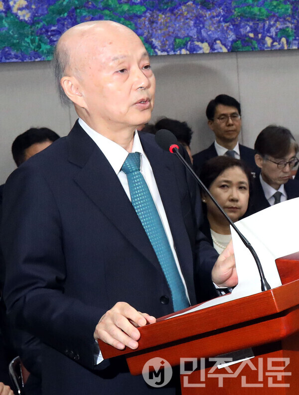 안창호 국가인권위원장이 18일 오전 서울 여의도 국회 운영위원회 전체회의에 출석해 발언대로 나와 업무보고를 하고 있다.  ⓒ민주신문 김현수 기자