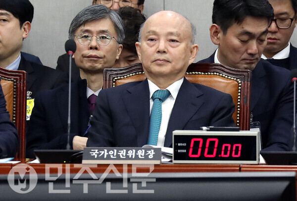 안창호 국가인권위원장이 18일 오전 서울 여의도 국회 운영위원회 전체회의에 출석해 의원들의 질의에 답변하고 있다.ⓒ민주신문 김현수 기자