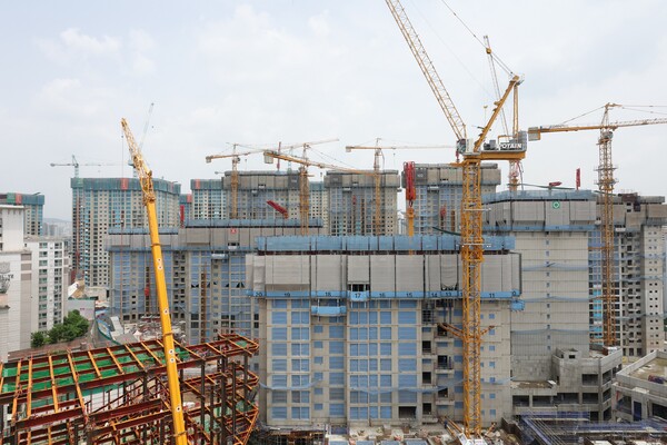 지난해 6월 서울 시내 한 아파트 공사 현장에 타워크레인이 설치돼있다. ⓒ뉴시스