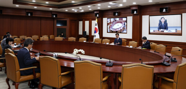 19일 오전 서울 종로구 정부서울청사에서 서울-세종간 영상으로 열린 경제관계장관회의에서 참석한 장관들이 화상을 통해 구윤철 부총리 겸 기획재정부 장관의 발언을 듣고 있다. ⓒ 뉴시스