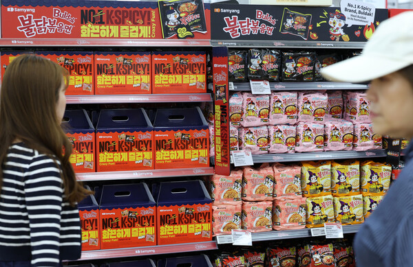 서울 시내 한 대형마트에서 '불닭볶음면' 시리즈가 판매되고 있다. ⓒ 뉴시스