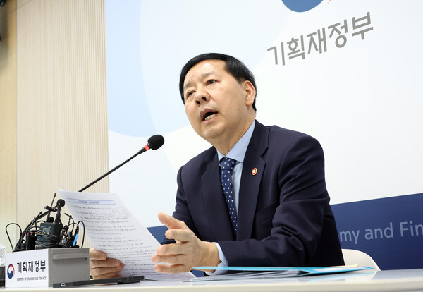 구윤철 경제부총리 겸 기획재정부 장관이 19일 정부세종청사에서 열린 기자 간담회에서 경제현안을 설명하고 있다. ⓒ 뉴시스