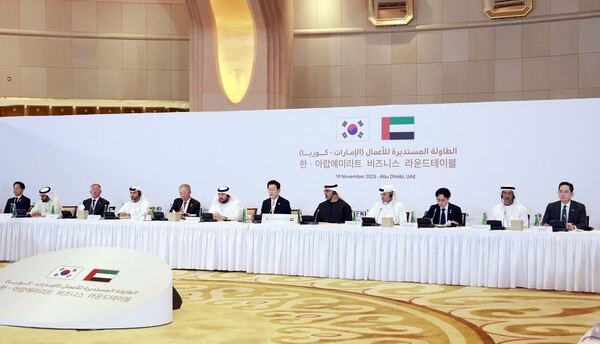 아랍에미리트(UAE)를 국빈 방문 중인 이재명 대통령이 19일(현지 시간) 아부다비 한 호텔에서 열린 한-UAE 비즈니스 라운드테이블에서 발언하고 있다. ⓒ 뉴시스