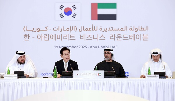 아랍에미리트(UAE)를 국빈 방문 중인 이재명 대통령이 19일(현지 시간) 아부다비 한 호텔에서 열린 한-UAE 비즈니스 라운드테이블에서 발언하고 있다. ⓒ뉴시스