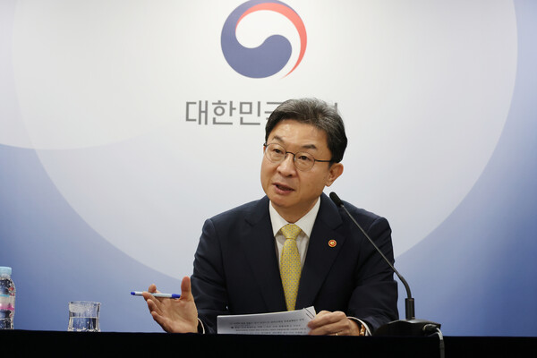 이억원 금융위원장이 정부서울청사에서 열린 금융위 출입기자단 월례 간담회에 참석해 발언하고 있다. ⓒ 뉴시스