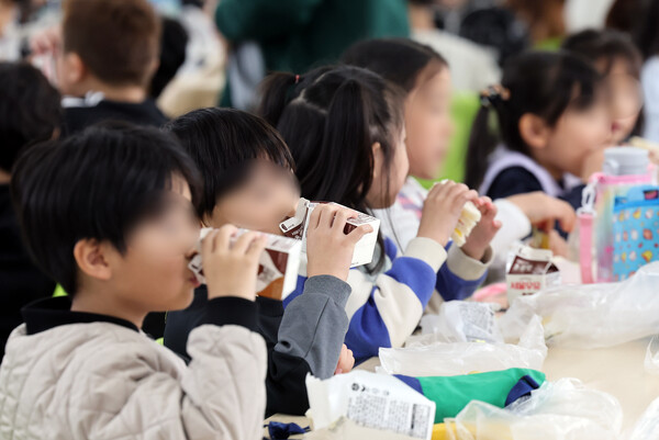 한 초등학교 식당에서 학생들이 빵, 우유 등 대체급식을 먹고 있다. 
