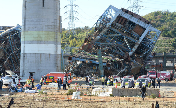 11일 울산 남구 울산화력발전소 보일러 타워 5호기 붕괴 사고 현장에서 매몰자와 실종자 구조를 위해 4·6호기를 발파한 뒤 소방당국과 관계자들이 매몰자 구조 작업을 준비하고 있다. ⓒ뉴시스